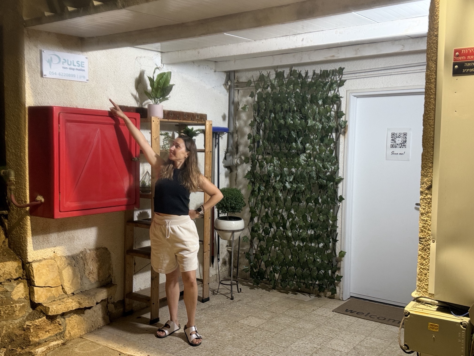 סיון זוקמן בכניסה לסטודיו פולס במכמורת 10, קיבוץ סער